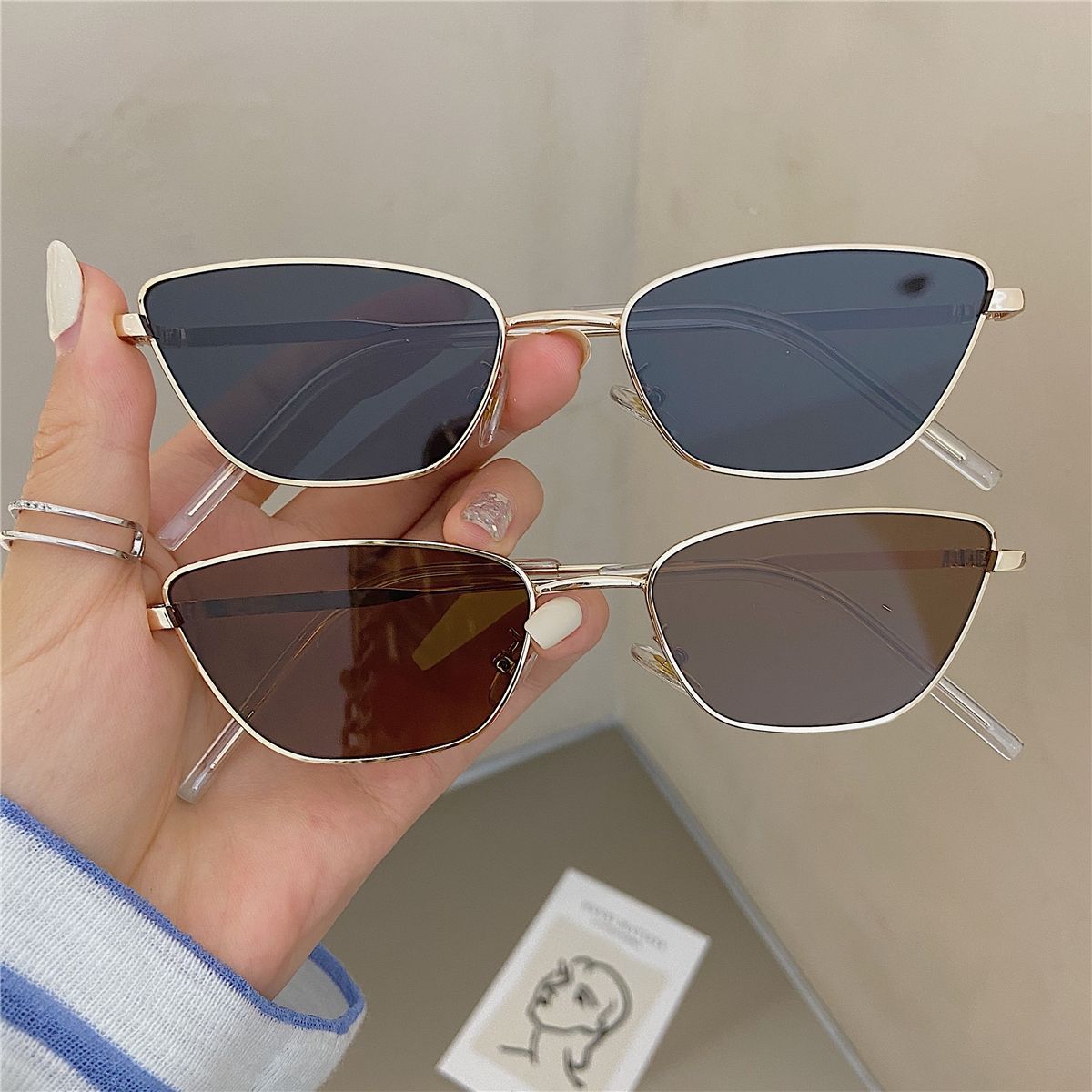 Street Fashion Photography - Gafas de Sol Metálicas con Forma